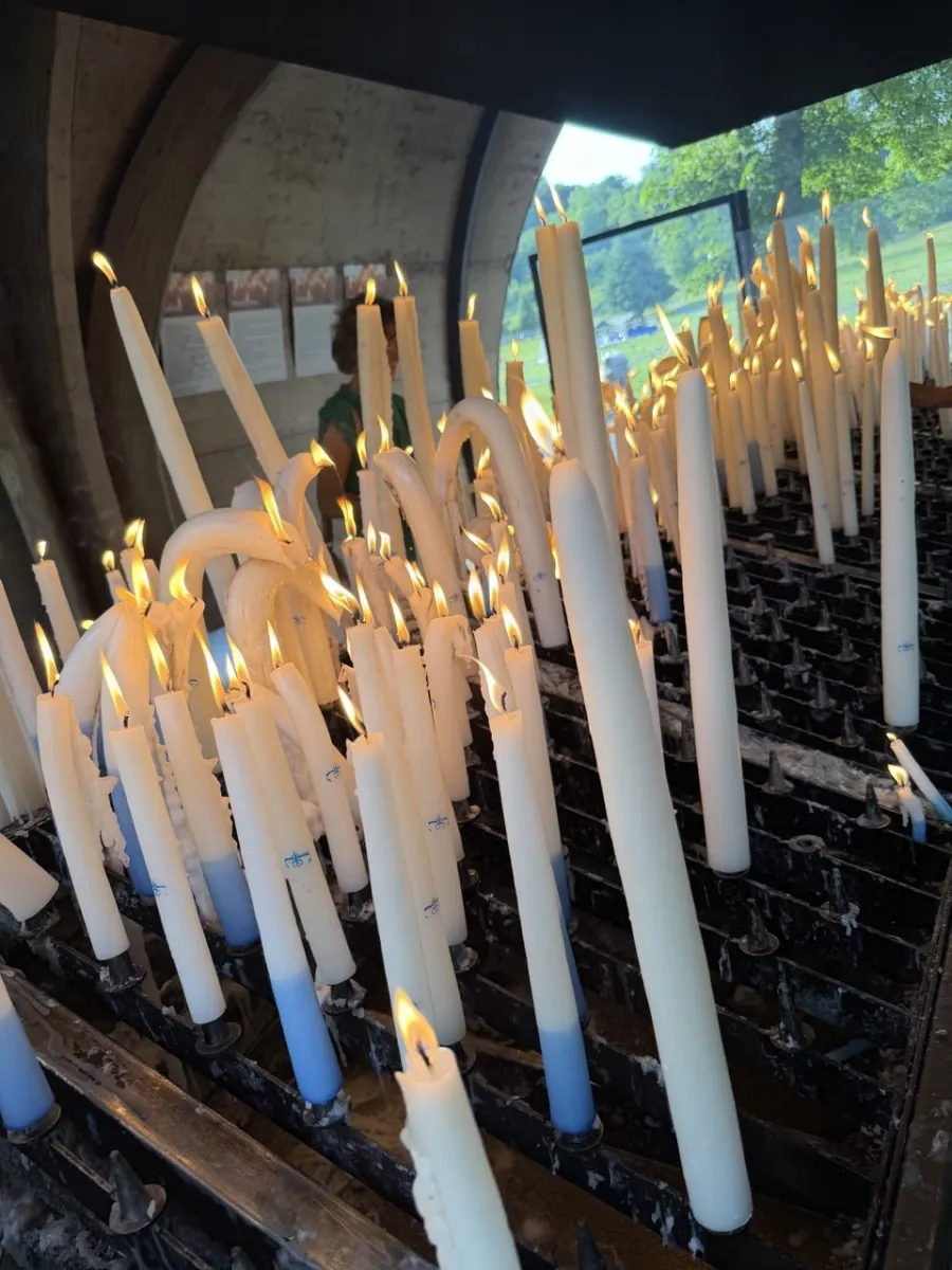 Velas acesas no velário de Lourdes